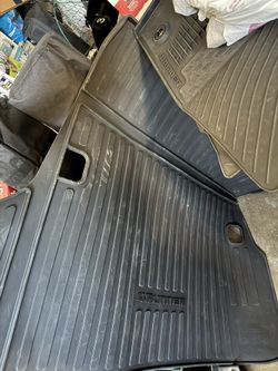 2026 toyota 4runner 6th gen SR5 cargo liner (no 3rd row) E and x4 floor mats $70