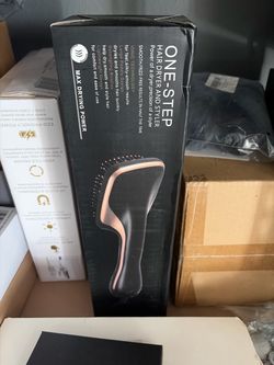 One-Step Hair Dryer and Styler Brush