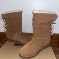Muk luks Womens Boot Size 6
