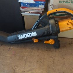 workx leaf blower has hole and no bag. works good 