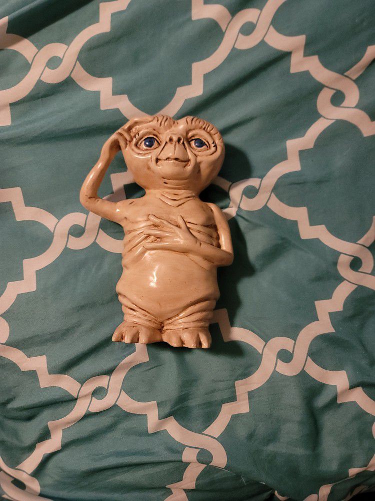 E.T Extra Teresseterial ceramic statue