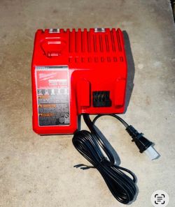 Milwaukee M12 and M18 12-Volt/18-Volt Lithium-Ion Multi-Voltage Battery Charger New