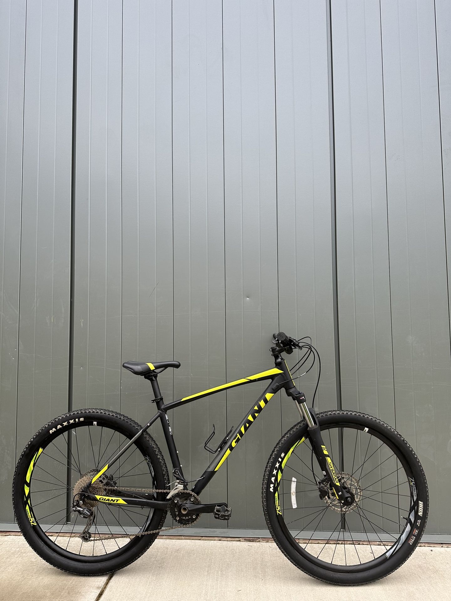 Giant Talon 2 – 29” Hardtail Mountain Bike – Large Frame - Men’s Bicycle Trail MTB Alumunium