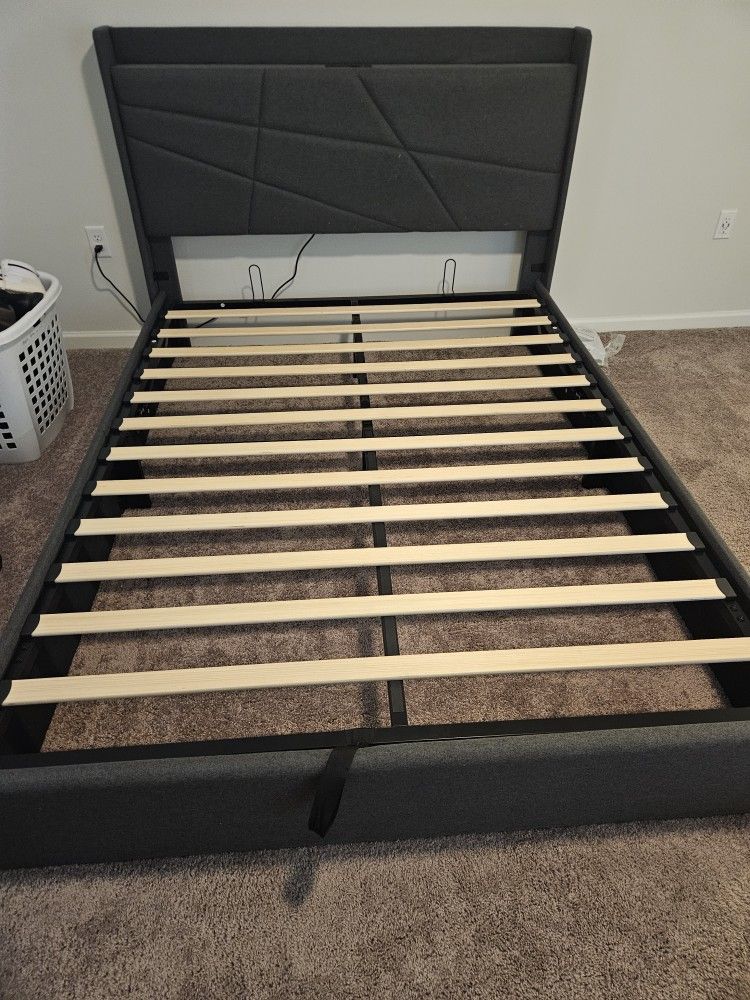 Queen Size Pop Up Storage Bed With Outlets
