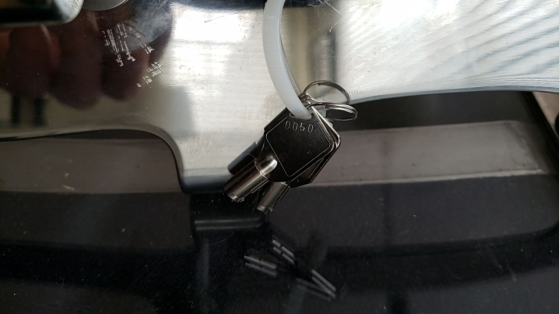 Harley Davidson detachable windshield with locking quick release clamp