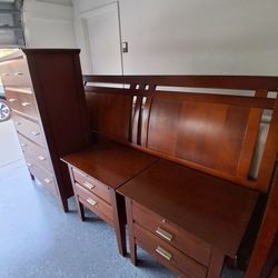 KING BEDROOM SET, TALL DRESSER, TWO NIGHT STANDS, HEADBORAD AND FOOTBORAD AND BEDSPRINGS $400 READ DESCRIPTION  