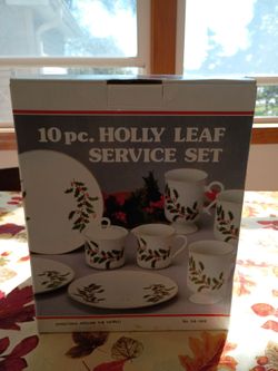 10-Piece Holly Leaf Porcelain Service Set