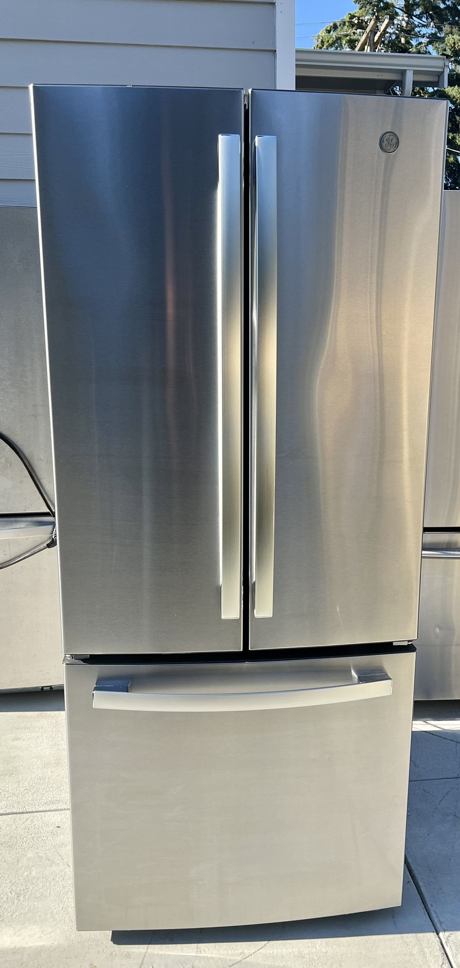 GE 27-cu ft French Door Refrigerator with Ice Maker