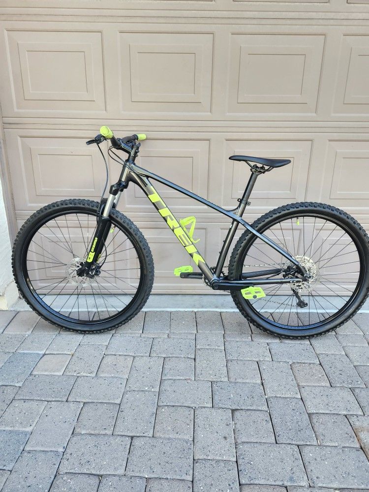 TREK MARLIN 6 MOUNTAIN BIKE 29 ER 1 X 10 SPEED LIKE NEW( CHECK MY OTHER BIKES)
