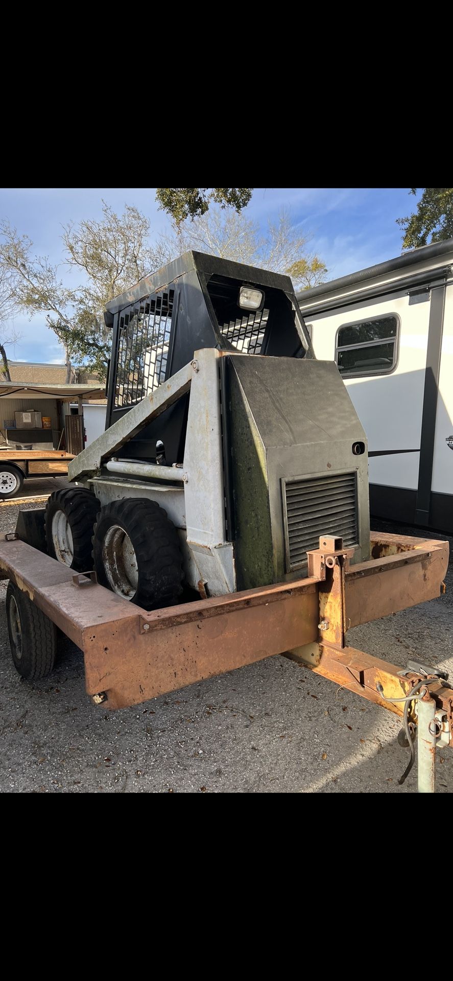 Diesel 853 bobcat with bucket