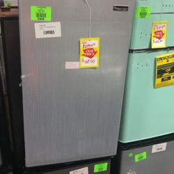 Magic Chef Mini Fridge HMR440SE 4.4 50QF