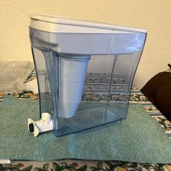 ZERO WATER. Pitcher with filter to purify water.