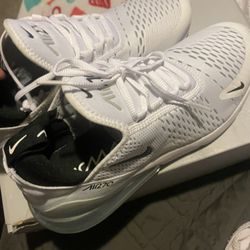 Size 8.5 Nike 270s