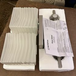 BRAND NEW WESTINGTON BATHROOM GLASS LIGHT FIXTURE. SHARP! OLENTANGY RIVER RD AND BETHEL RD PICKUP.