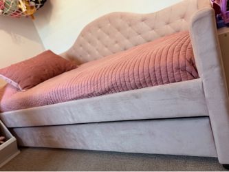 Pink Velvet Tufted Daybed with Trundle