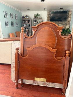 Lexington Furniture Chez Michelle Twin Bed