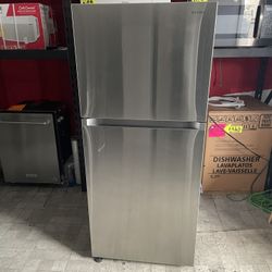 New Samsung Top Freezer Refrigerator With Ice Maker 30” Wide 