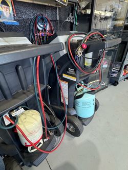 Evac and recharge With profesional automotive recharge machine .