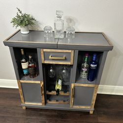 Bar Cabinet with Pull-out Top
