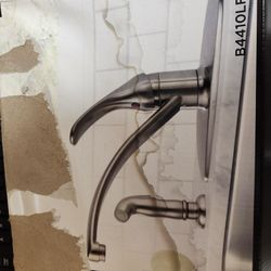 Delta Kitchen Faucet W/Sprayer