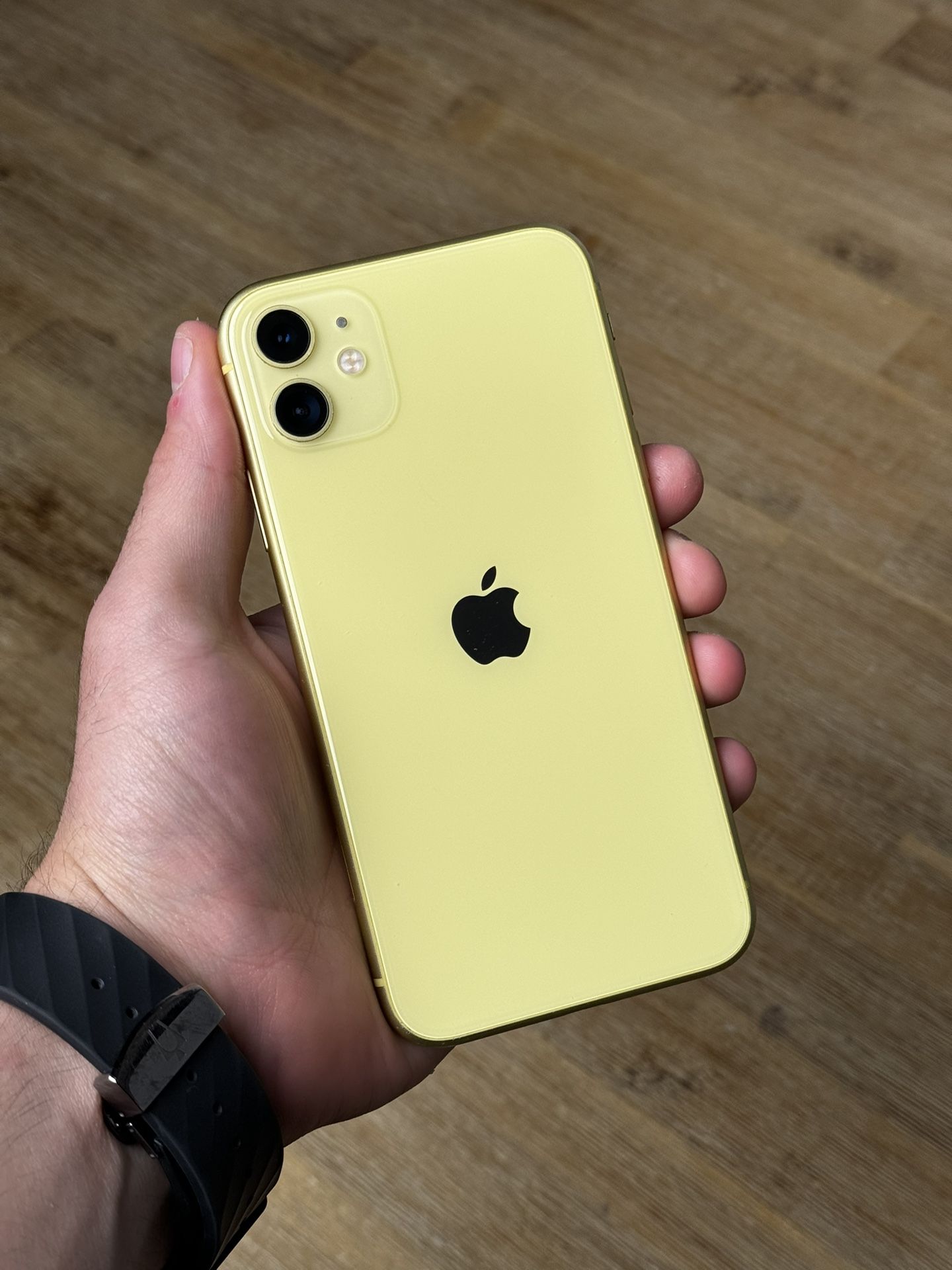 Apple iPhone 11 64 GB (Unlocked) + Warranty