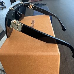 Authentic Louis Vuitton Sunglasses (barely Used) for Sale in Long