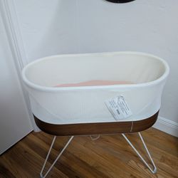 Snoo Bassinet With 4 Swaddles- Delivery Available 
