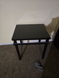 SIDE TABLES AND MIDDLE