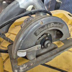 Black and decker electric circular saw