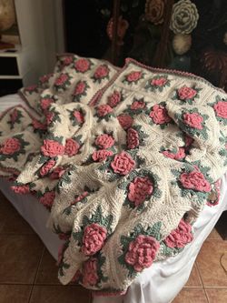 Crochet Bedspread (double/queen) and 4 Pillow Cases 