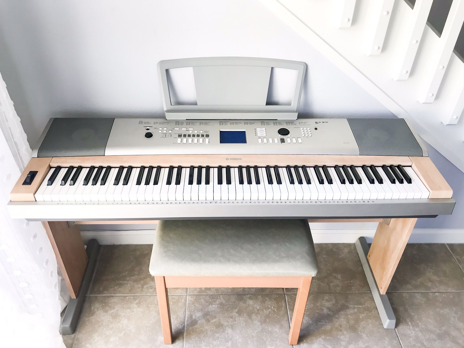 Yamaha YPG-625 88-Key Weighted Action Portable Grand Keyboard and Bench Bundle