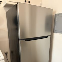 Insignia- 18 Cu. Ft. Top-Freezer Refrigerator- Stainless Steel 