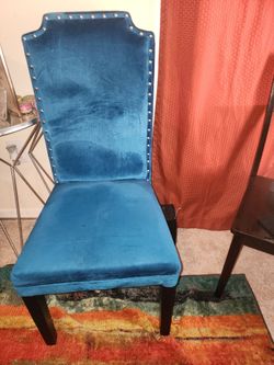 🪑 4 Chairs Looking for a New Home (We're Not Mad, We're Just Redecorating)