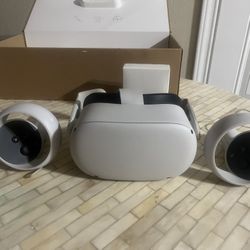 Oculus  VR  Meta Quest 2 I’m Selling It Cheap a Front Facing Camera That Can’t Be Seen If You’re Interested In Buying It I’m Selling It at 65 Dollars 