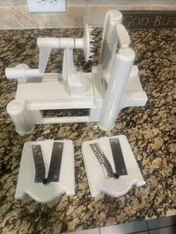 Vegetable Spiralizer w/ Interchangeable Blades – Like New