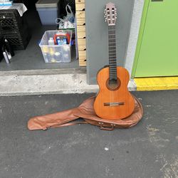 Brown Vintage Yamaha Guitar (Yamaha C - 40)