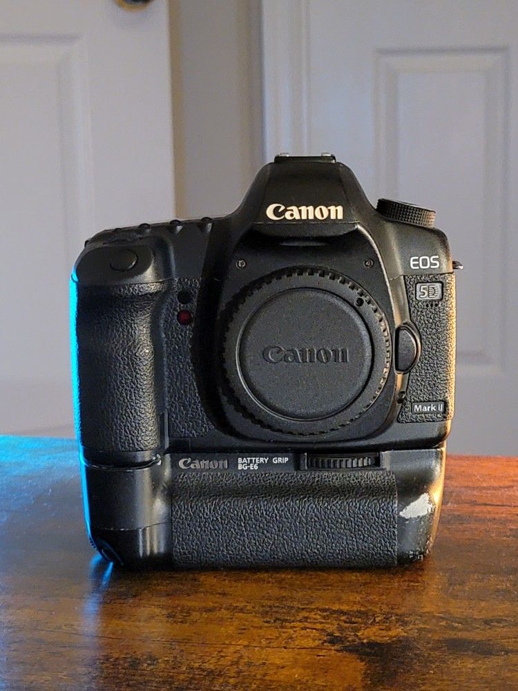 Canon 5D MII with 1 battery, battery Grip, and CF Card 32GB