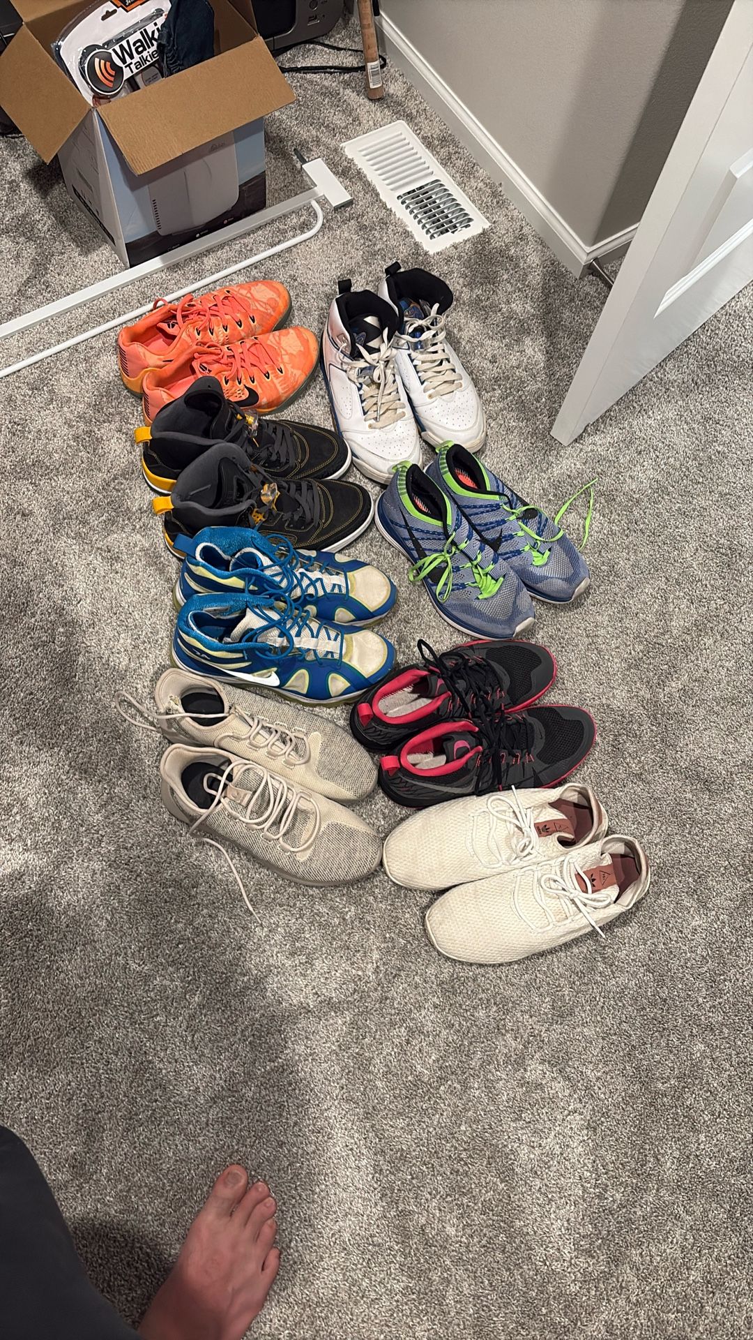 LOT OF SHOES 