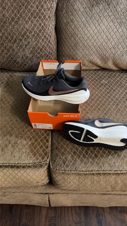 NEW WOMEN’S NIKE RUNNING SHOES SIZE 9.5
