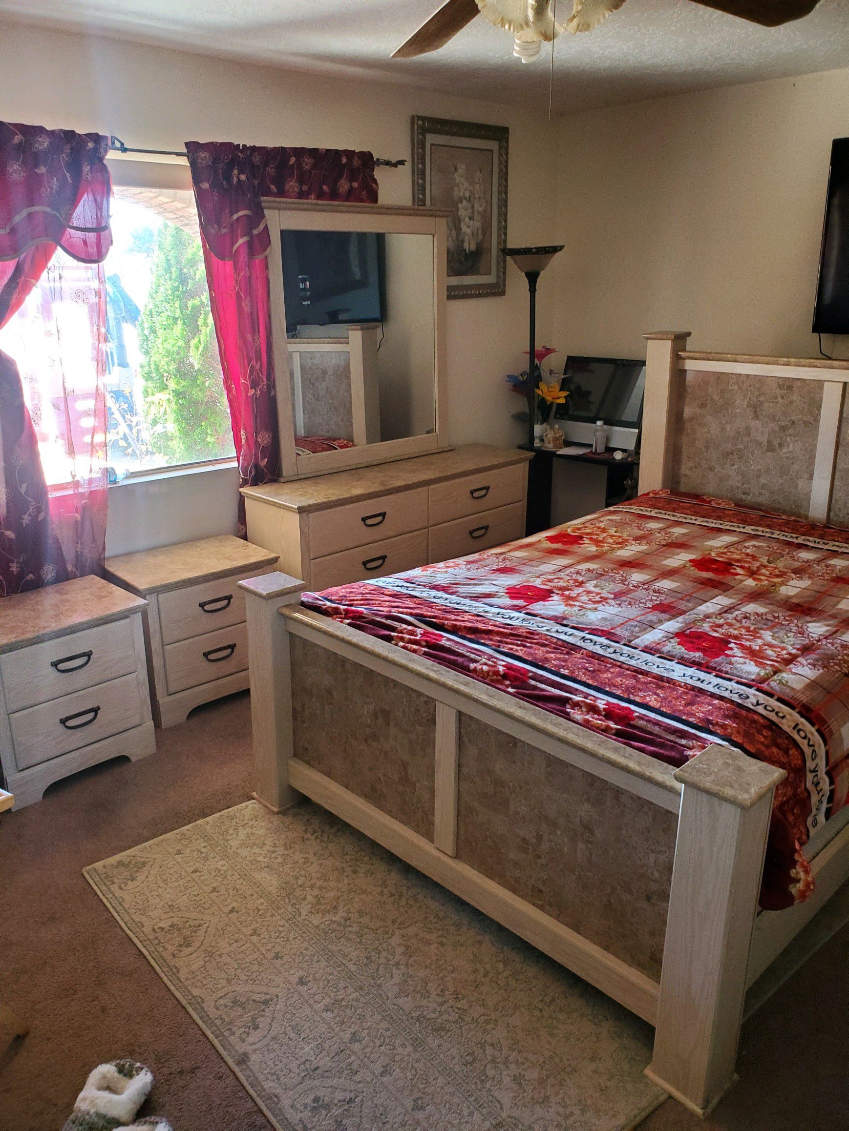 Complete Queen size bedroom set ...like new