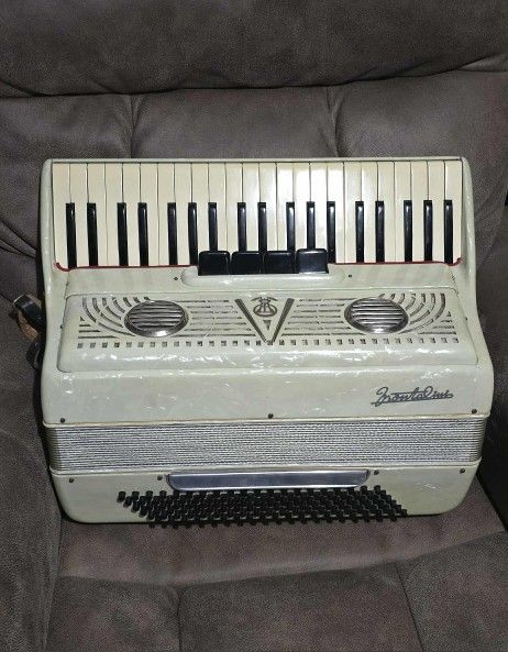 ACCORDION FRONTLINI MADE IN ITALY $550 OBO
ACORDEON FRONTLINI HECHO EN ITALIA $550 OBO