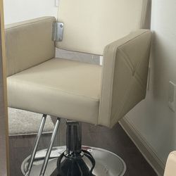 Hydraulic salon chair
