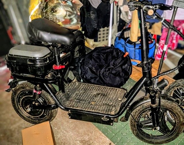🛴 Electric Scooter with Seat & Rear Storage – Utility Style
