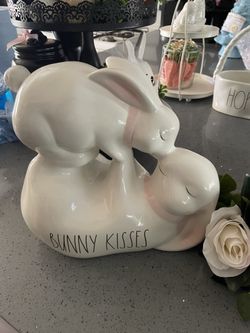 Rae Dunn Bunny 🐰 💋 Kisses Decoration