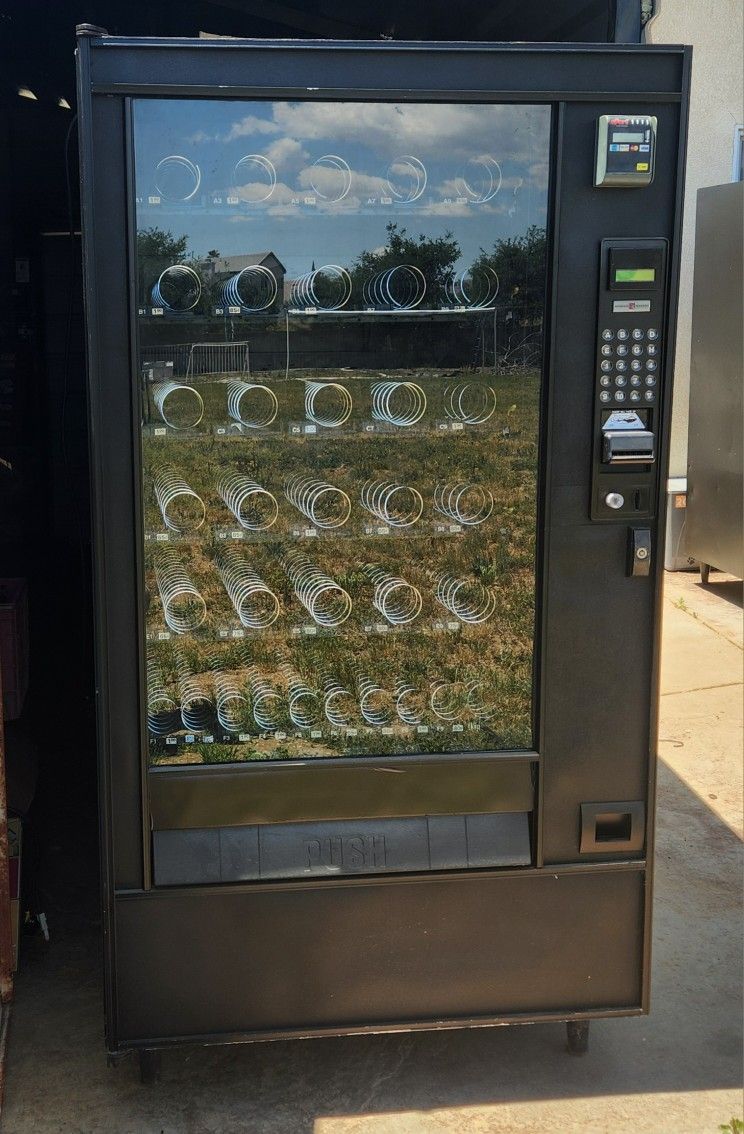 Automatic Product Snack Vending Machine + Credit Card Reader