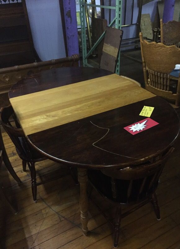Vintage Oak Table w/ 2 Leaves and 4 Chairs