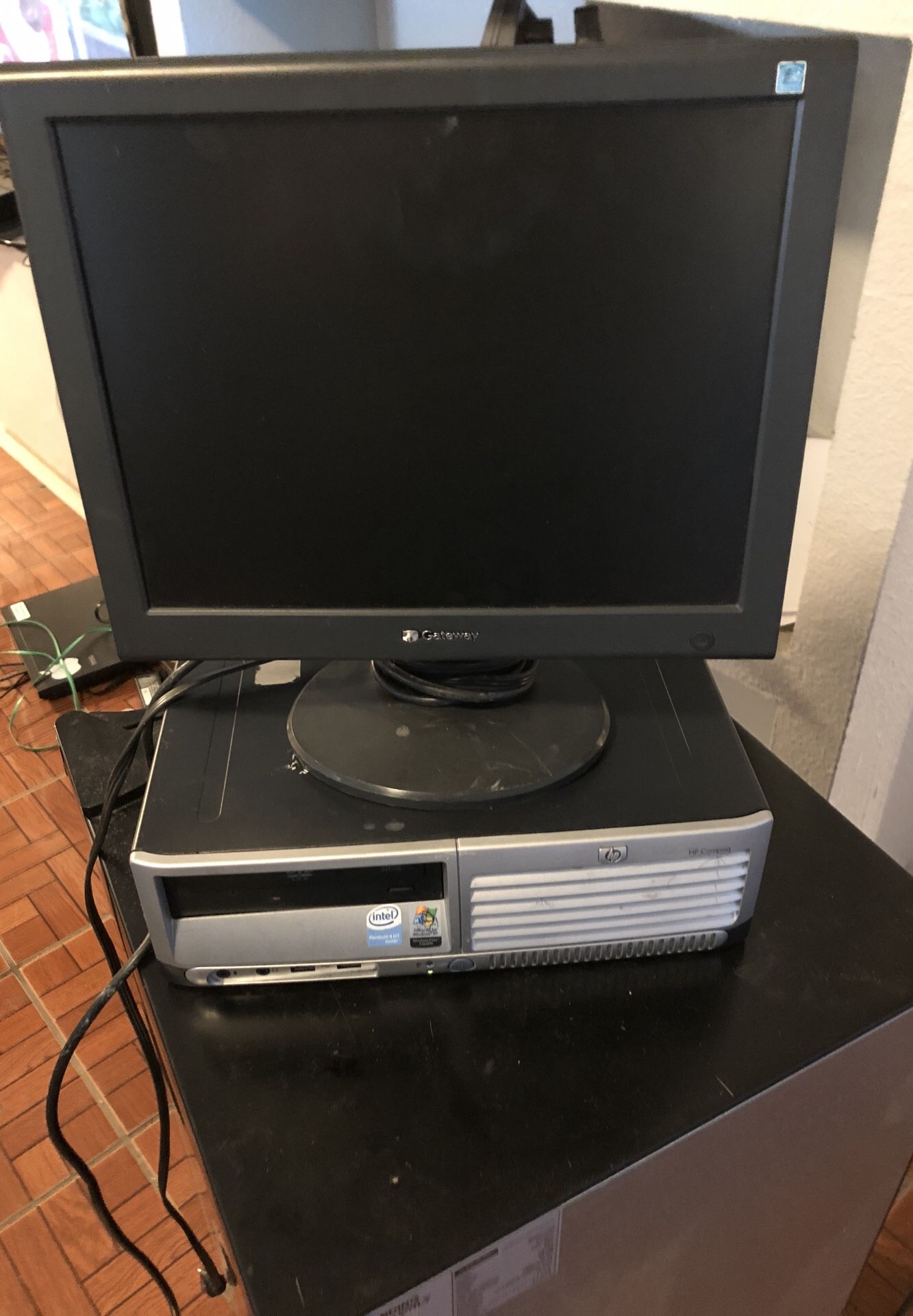 Hp Tower and a gateway monitor