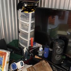 STORAGE CLEAN OUT COME BY ILL BEST PRICES ANDFREE STUFF 