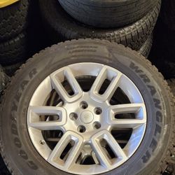 Land Rover rims and tires Set of 5( price 1600$ cash preferred )  
