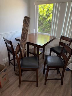 Dining table & Chairs
